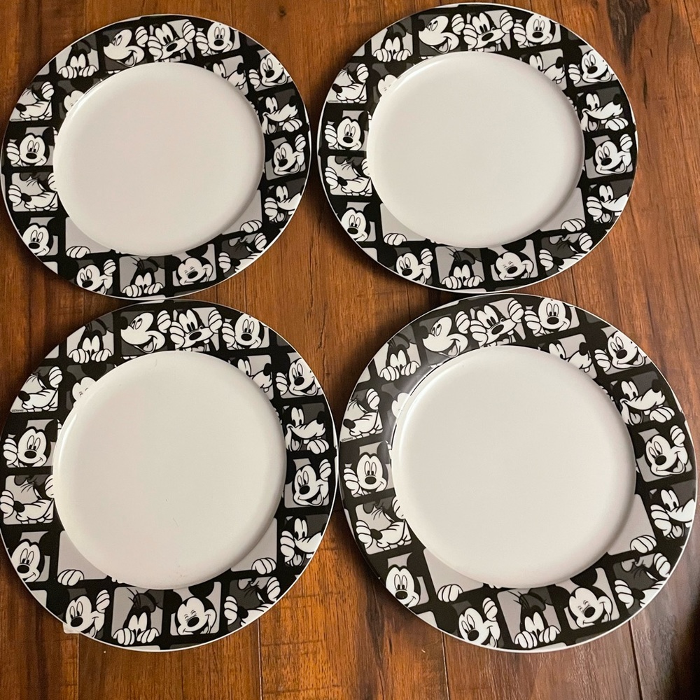 Disney Mickey and friends set 4 dinner plates